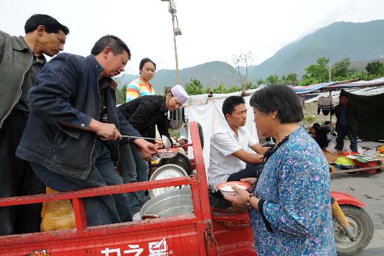 圖文：茂縣群眾為滯留旅客送來(lái)米粥
