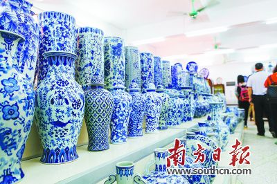 展廳內(nèi)擺滿了各式各樣的陶瓷。何森垚