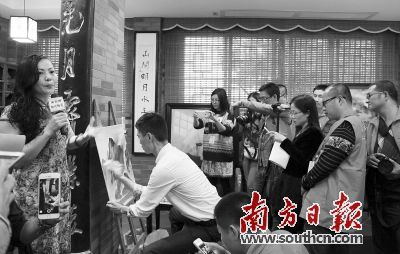 在頤陶軒潮州窯博物館，廣東省陶瓷藝術(shù)家李劍華現(xiàn)場繪制瓷版畫。