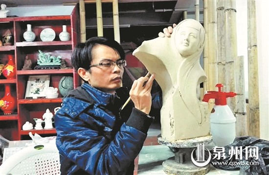 從事工藝美術(shù)行業(yè)10多年來(lái)，泉州市帝堯古陶瓷研究院執(zhí)行院長(zhǎng)傅華中始終以本土文化為核心，創(chuàng)作了許多以本土文化創(chuàng)意為主題的作品。在藝術(shù)陶瓷的產(chǎn)業(yè)化、旅游產(chǎn)品的創(chuàng)新化方面實(shí)現(xiàn)了經(jīng)濟(jì)效益和社會(huì)效益的相統(tǒng)一。