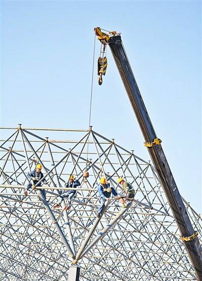 8月28日，人力機械在垣曲陶瓷工業(yè)園區(qū)標準化廠房滿負荷運作。