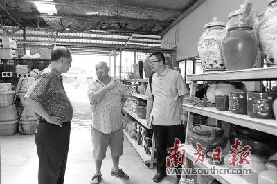 中國(guó)僑網(wǎng)李炳炎訪問(wèn)馬來(lái)西亞古晉華聯(lián)陶器制造廠經(jīng)營(yíng)者。